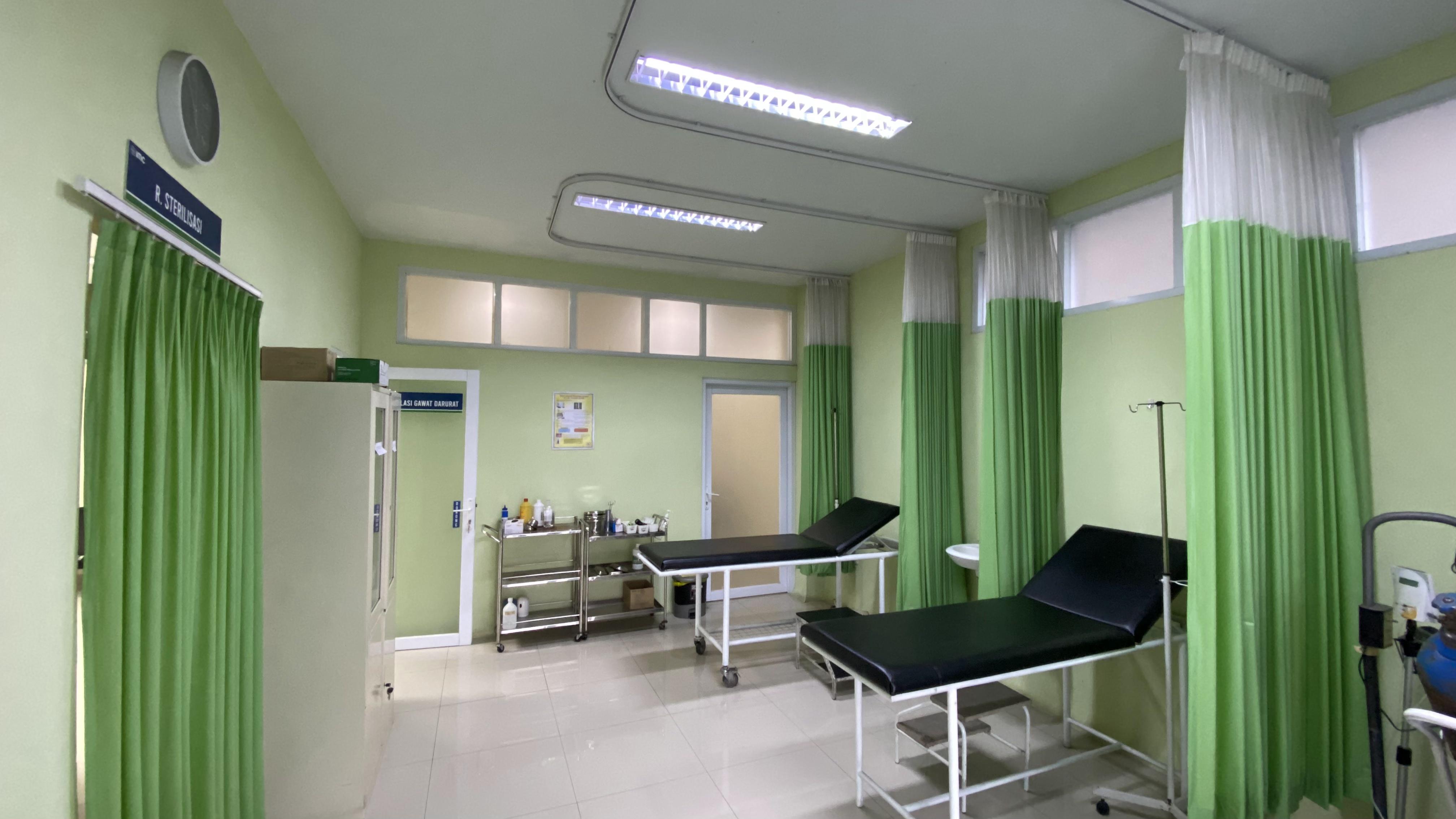 Ruang UGD Idrisiyyah Medical Center dengan peralatan medis lengkap dan tim siaga 24 jam