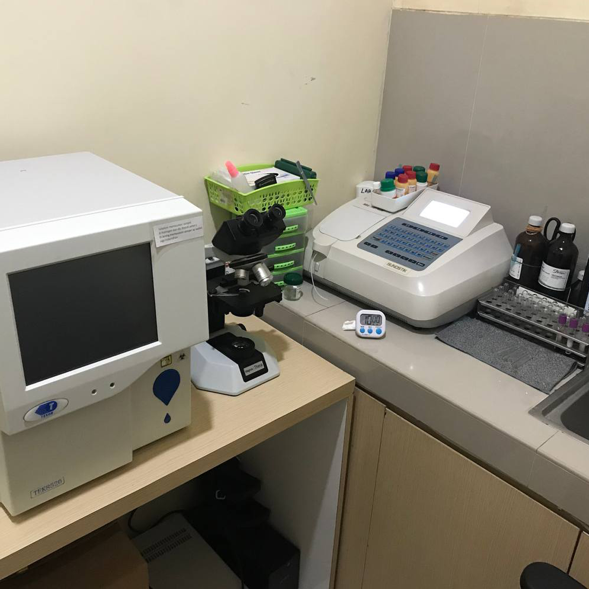 Laboratorium klinik IMC yang modern dengan peralatan analisis berteknologi tinggi